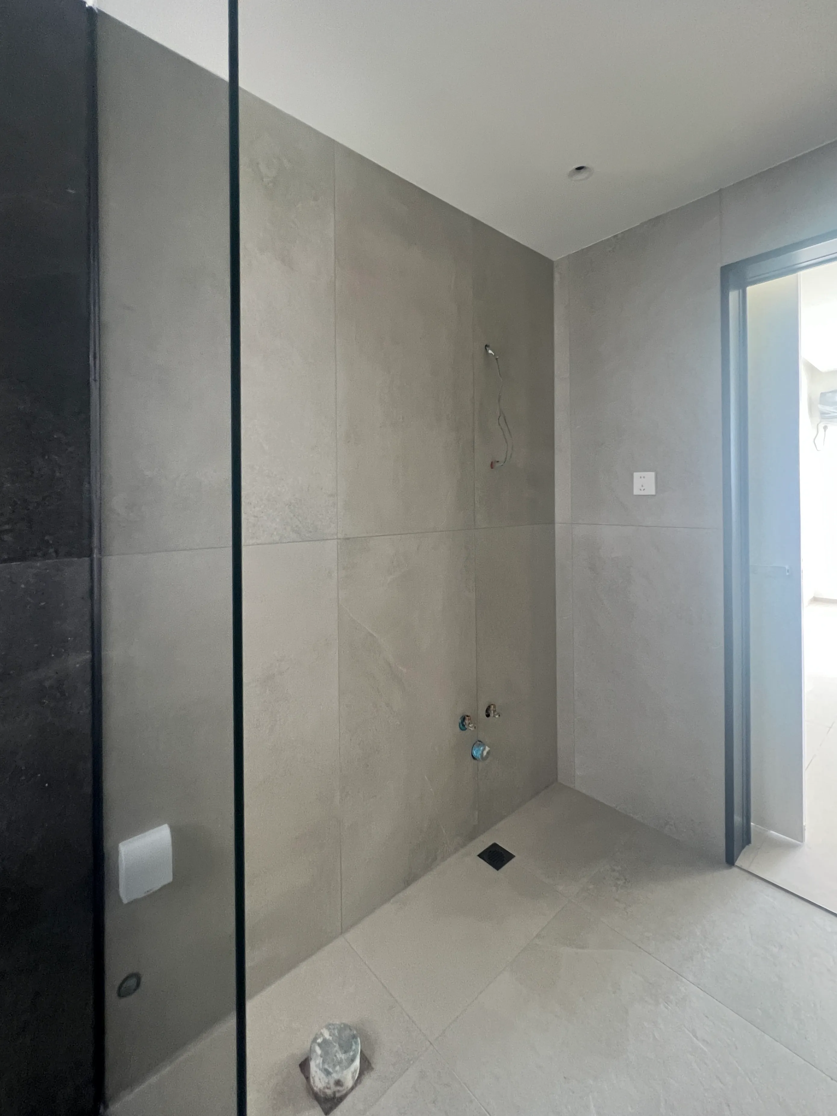 Guangzhou - Black and White Balance - Image 2