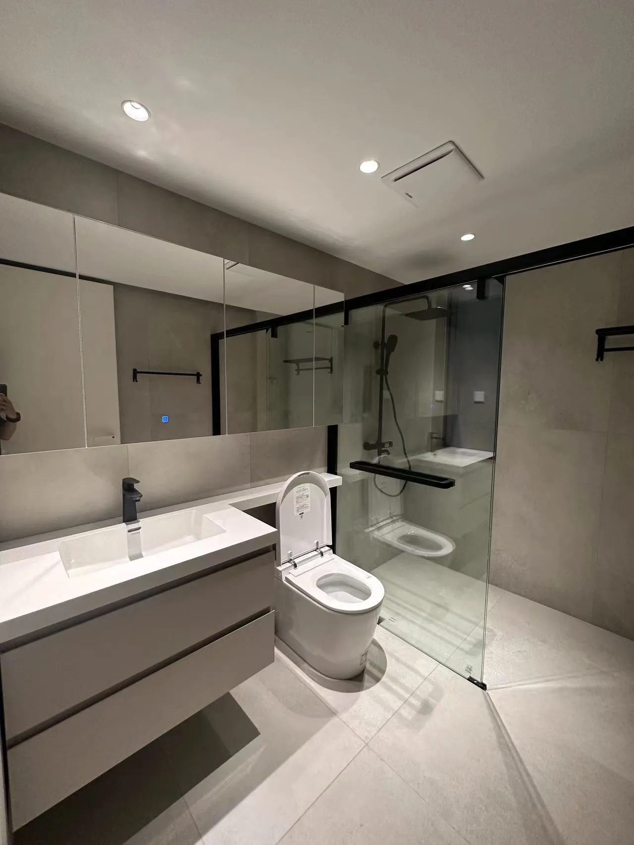 Guangzhou - Black and White Balance - Image 8