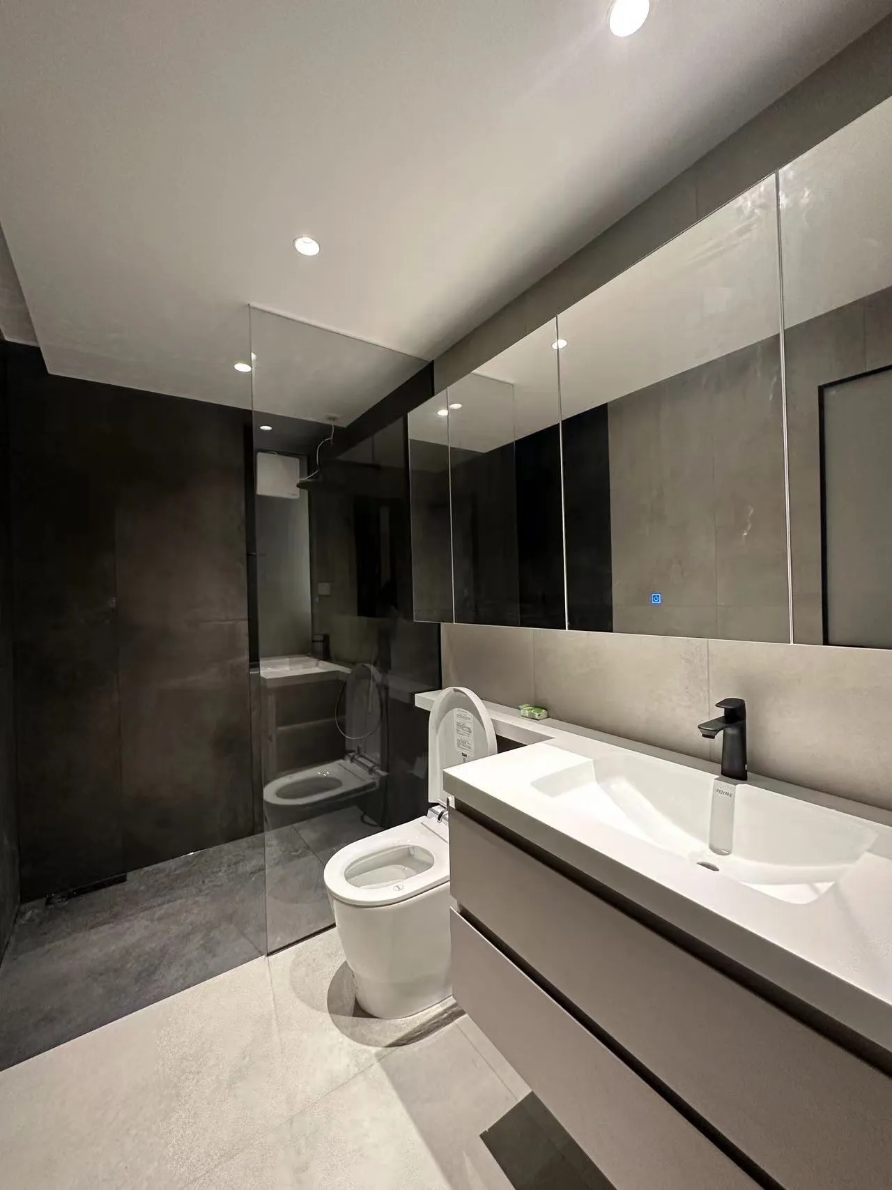 Guangzhou - Black and White Balance - Image 9