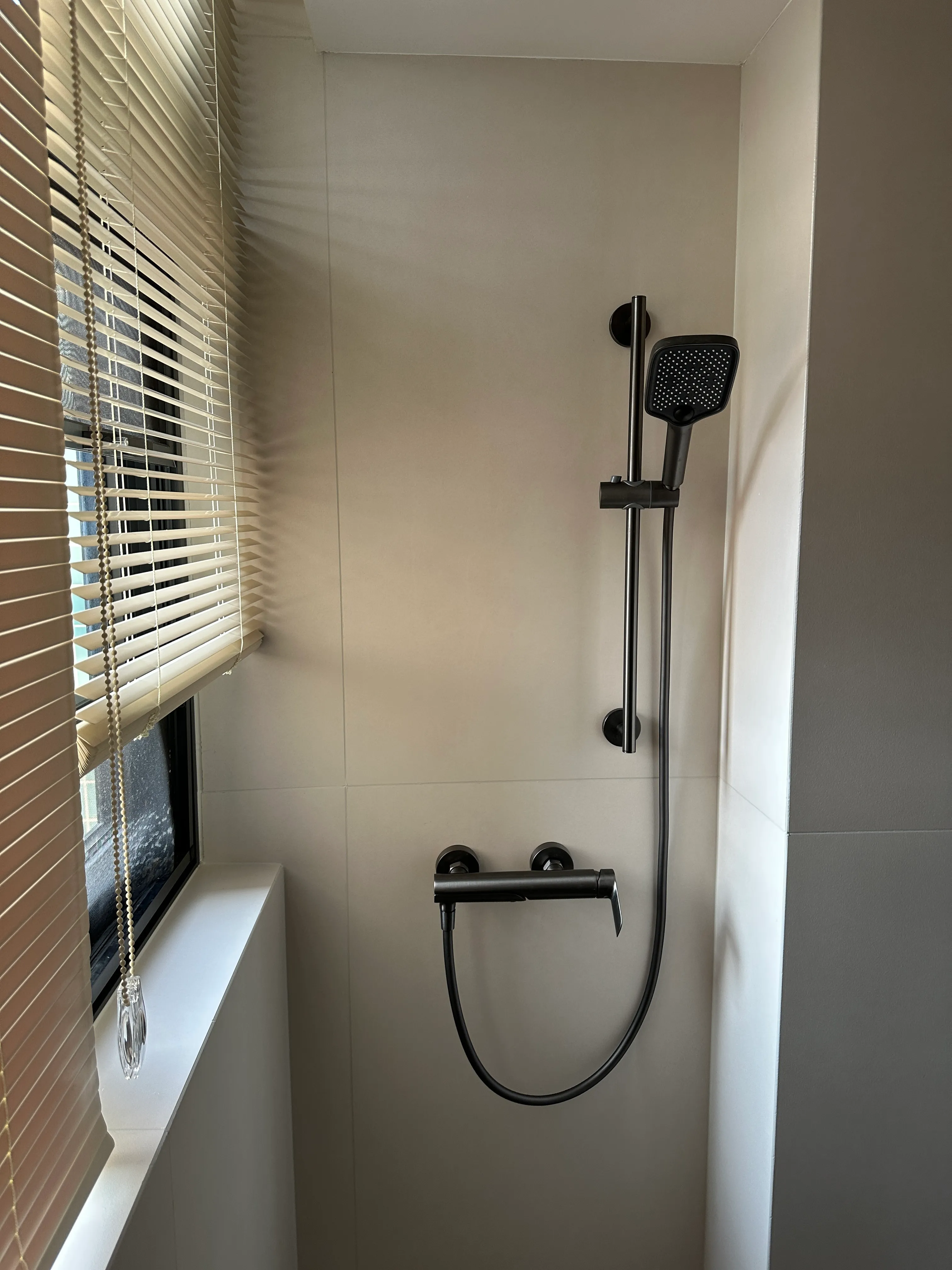 Modern Minimalist Apartment with Concrete Look Tiles - Modern Minimalist Bathroom with Concrete Look Tiles 4