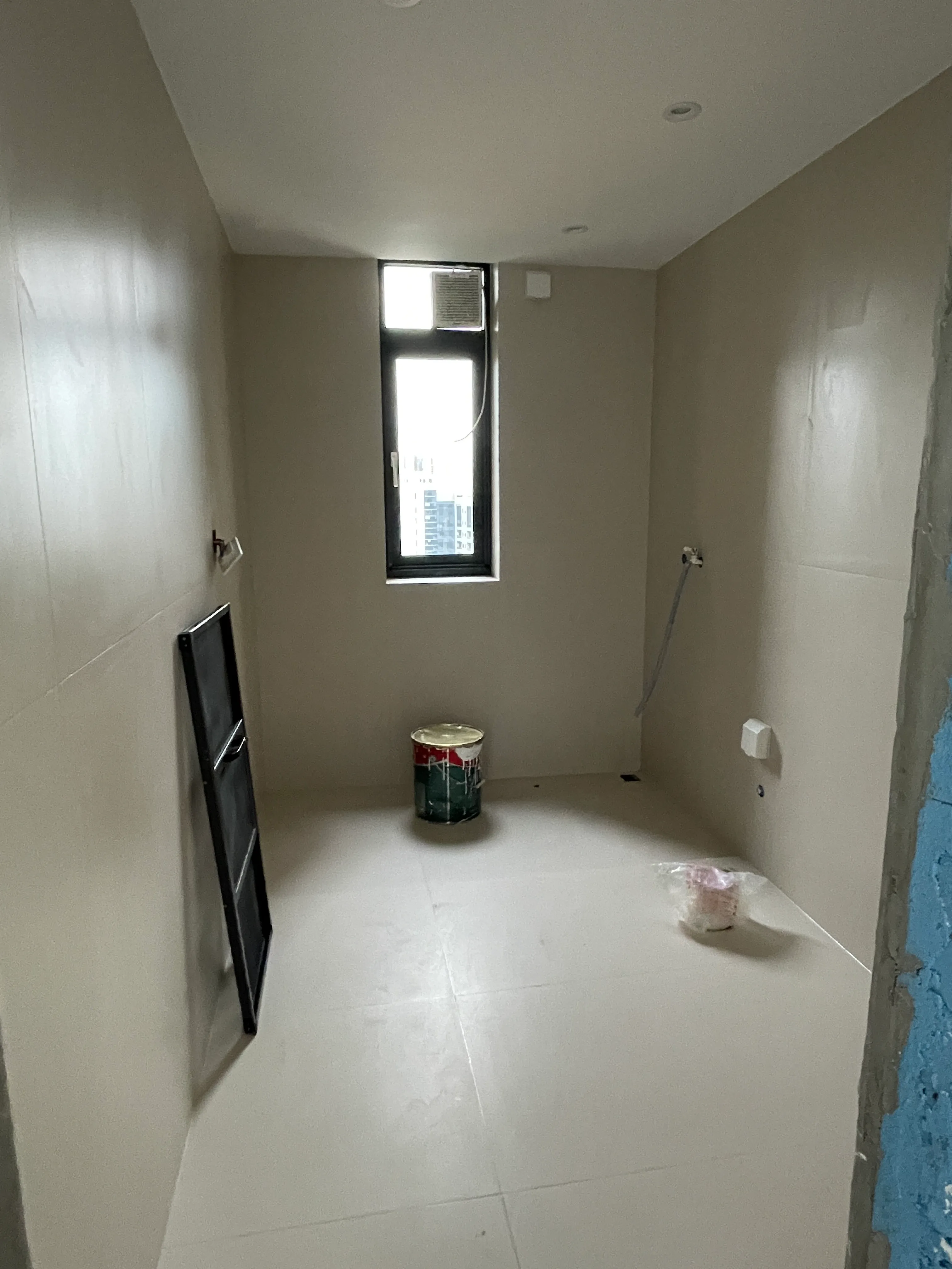 Modern Minimalist Apartment with Concrete Look Tiles - Modern Minimalist Bathroom with Concrete Look Tiles 6
