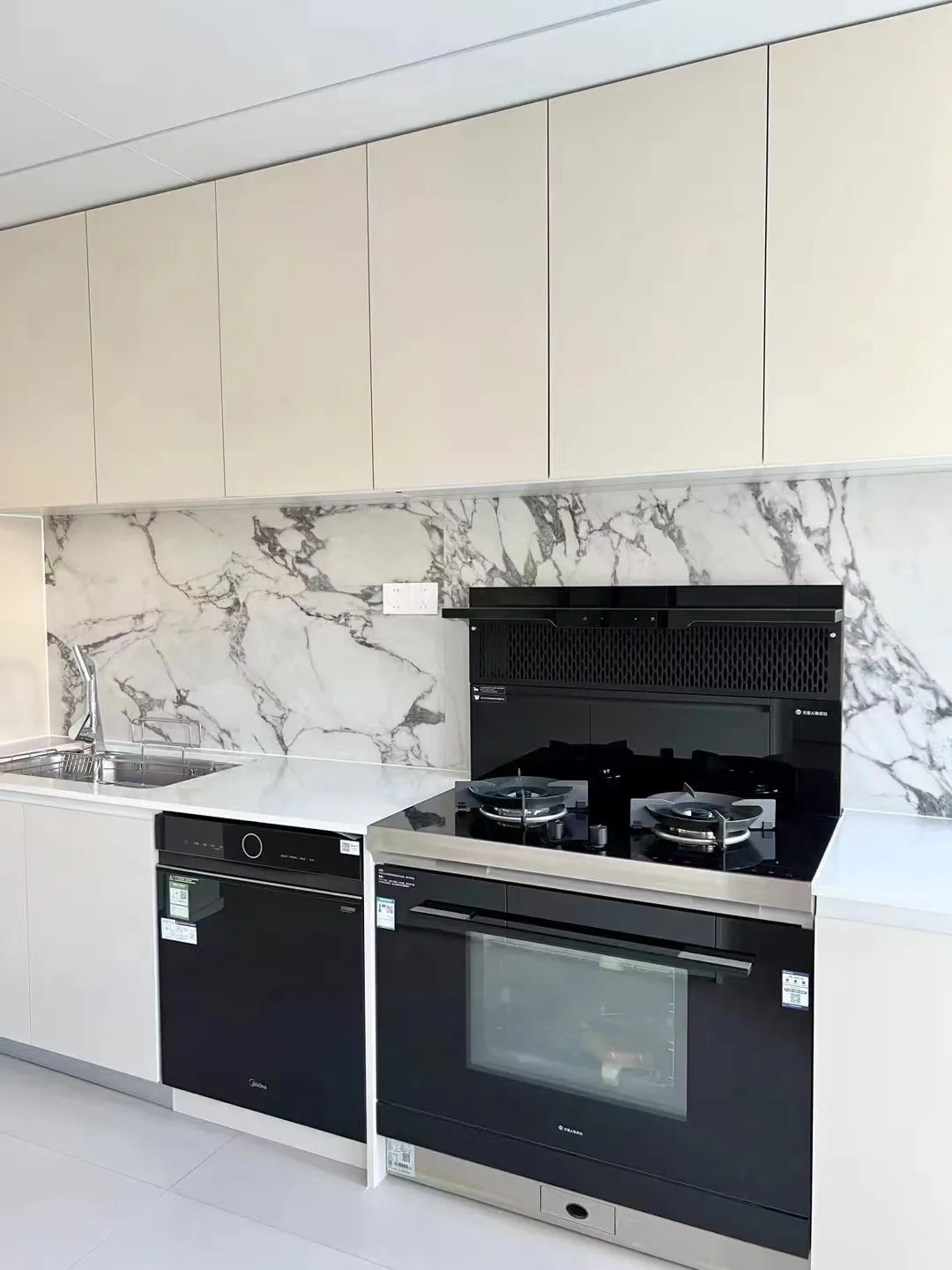 Quiet Luxury Kitchen with Marble Look Tiles - Quiet Luxury Kitchen with Marble Look Tiles 2