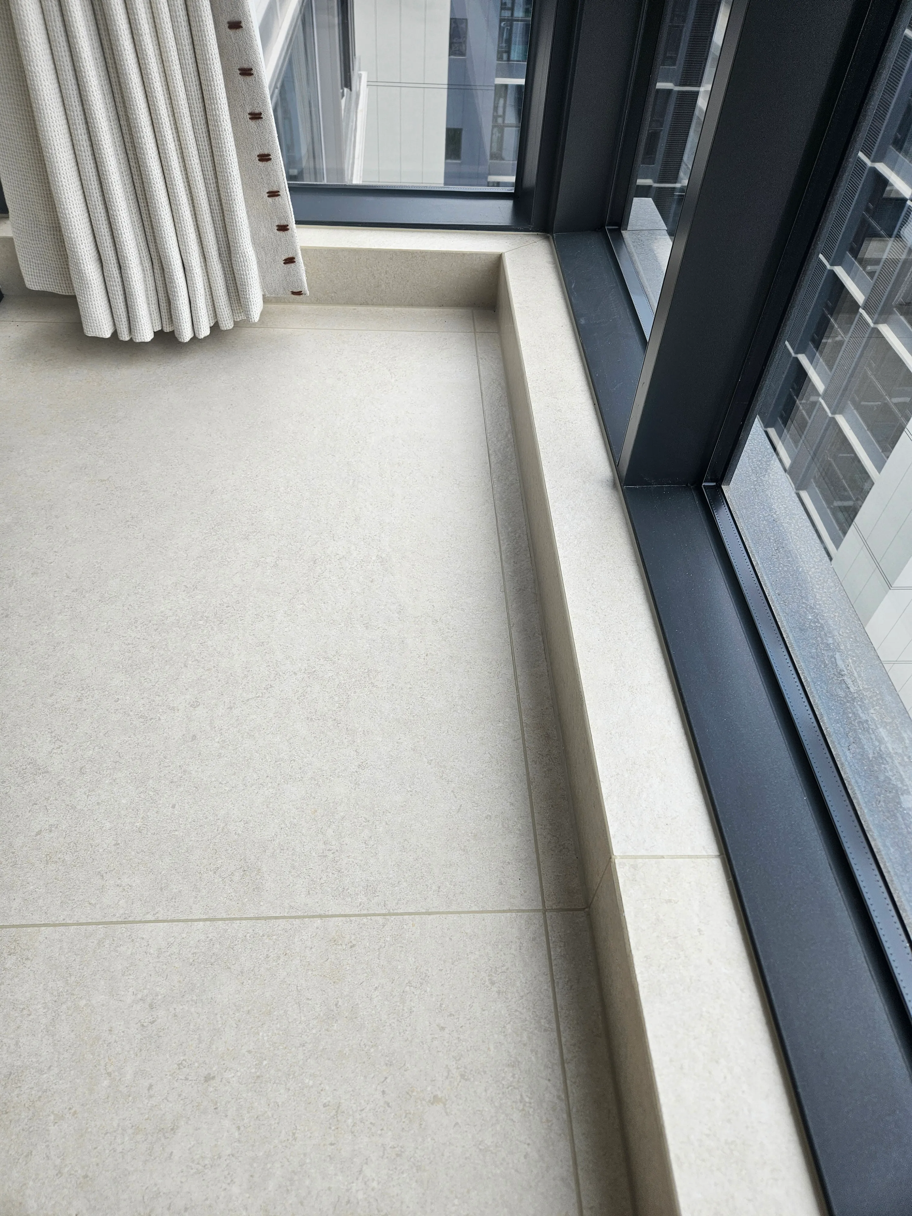 Vintage Apartment with Limestone Look Tiles - Vintage Balcony with Limestone Look Tiles 3