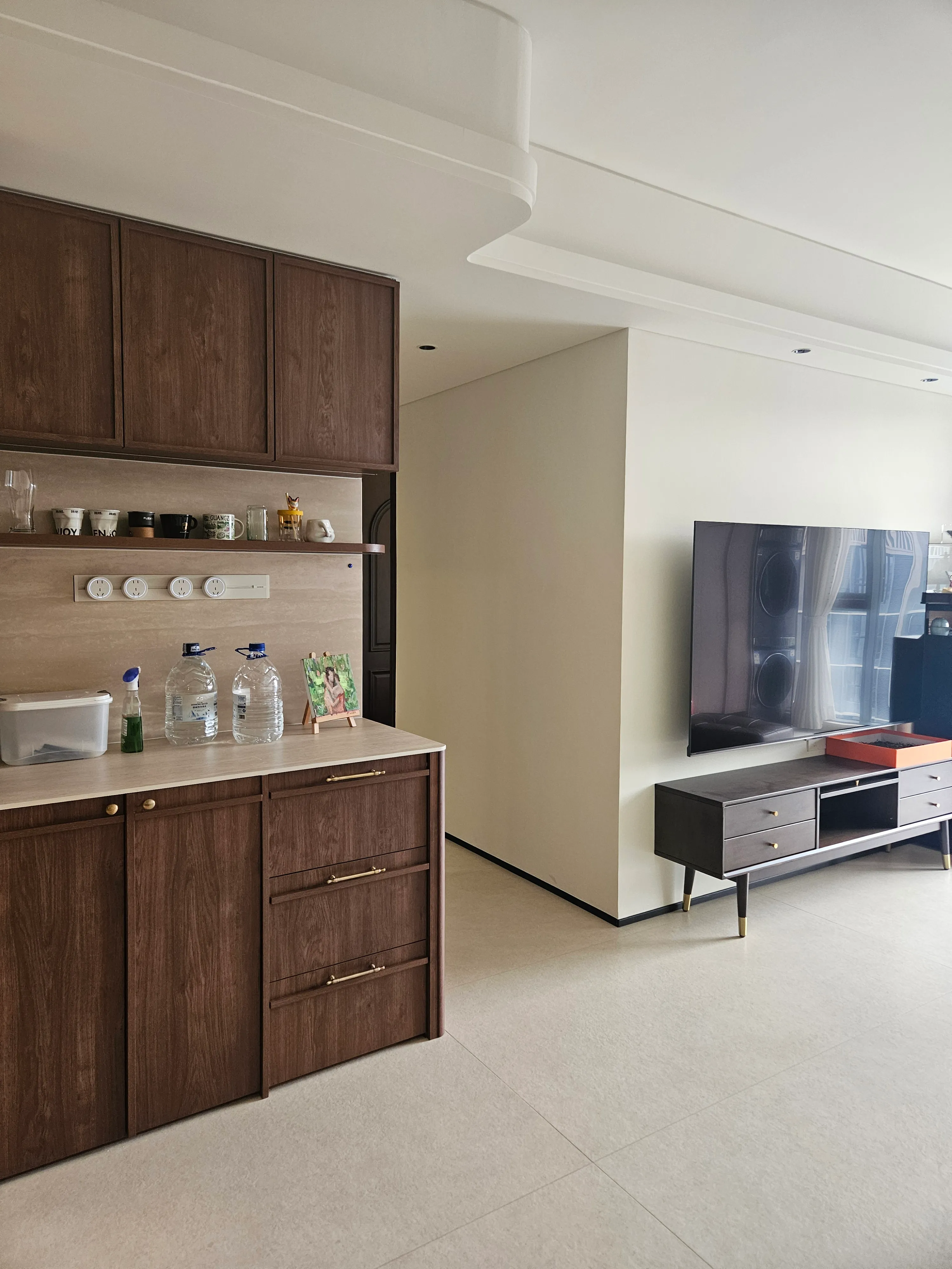 Vintage Apartment with Limestone Look Tiles - Vintage Corridor with Limestone Look Tiles
