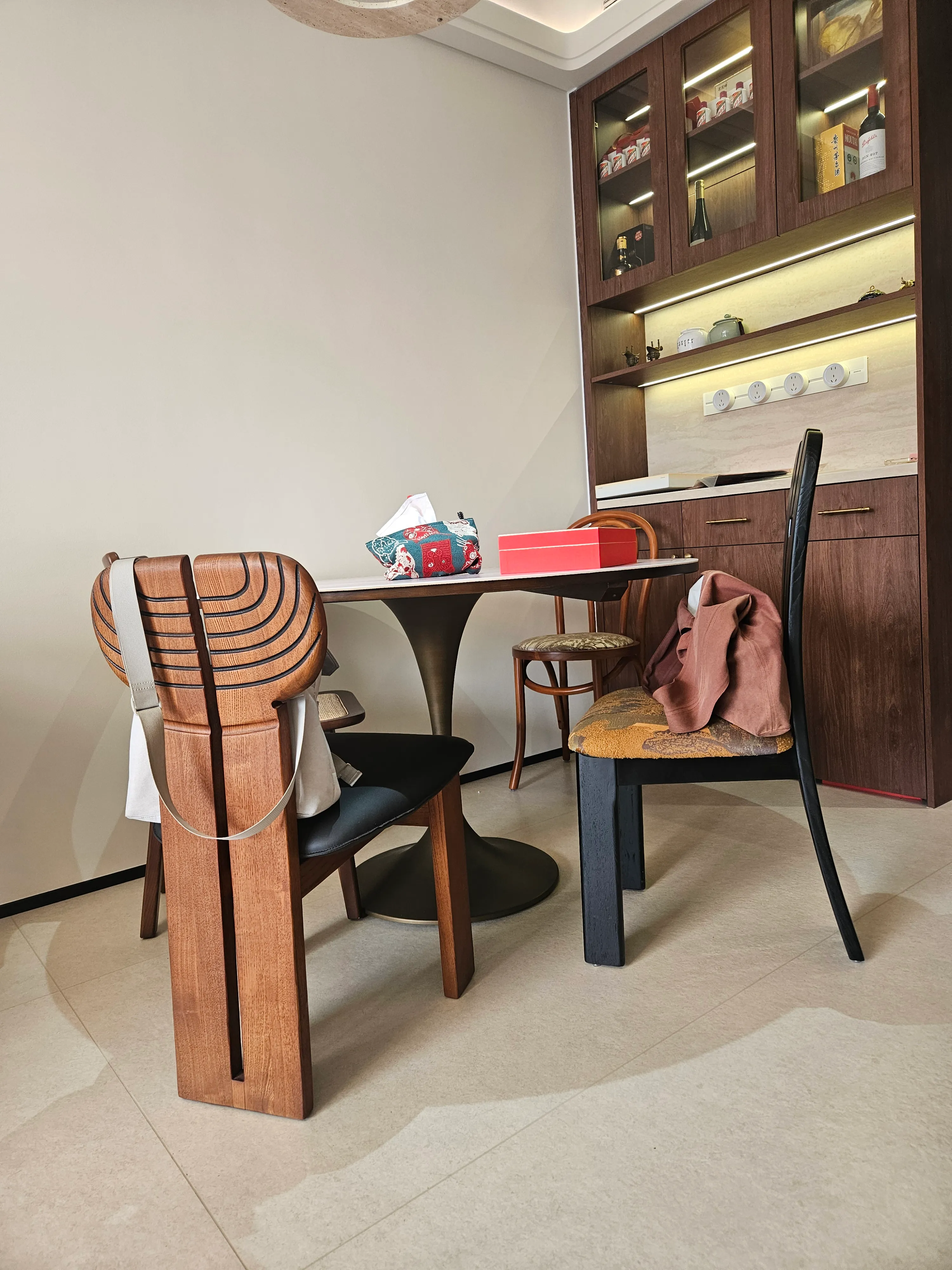 Vintage Apartment with Limestone Look Tiles - Vintage Dining Room with Limestone Look Tiles 2