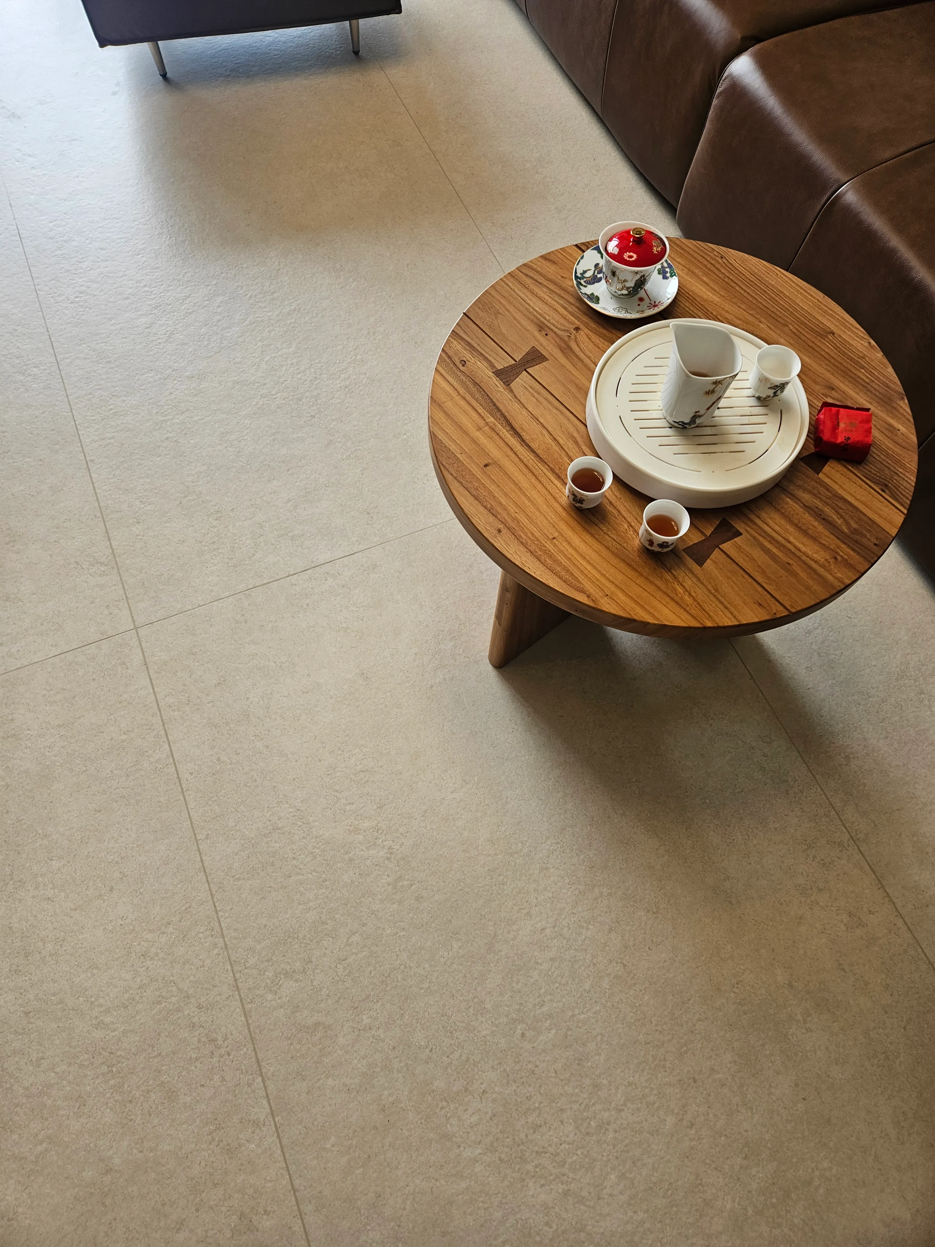 Vintage Apartment with Limestone Look Tiles - Vintage Living Room with Limestone Look Tiles 3
