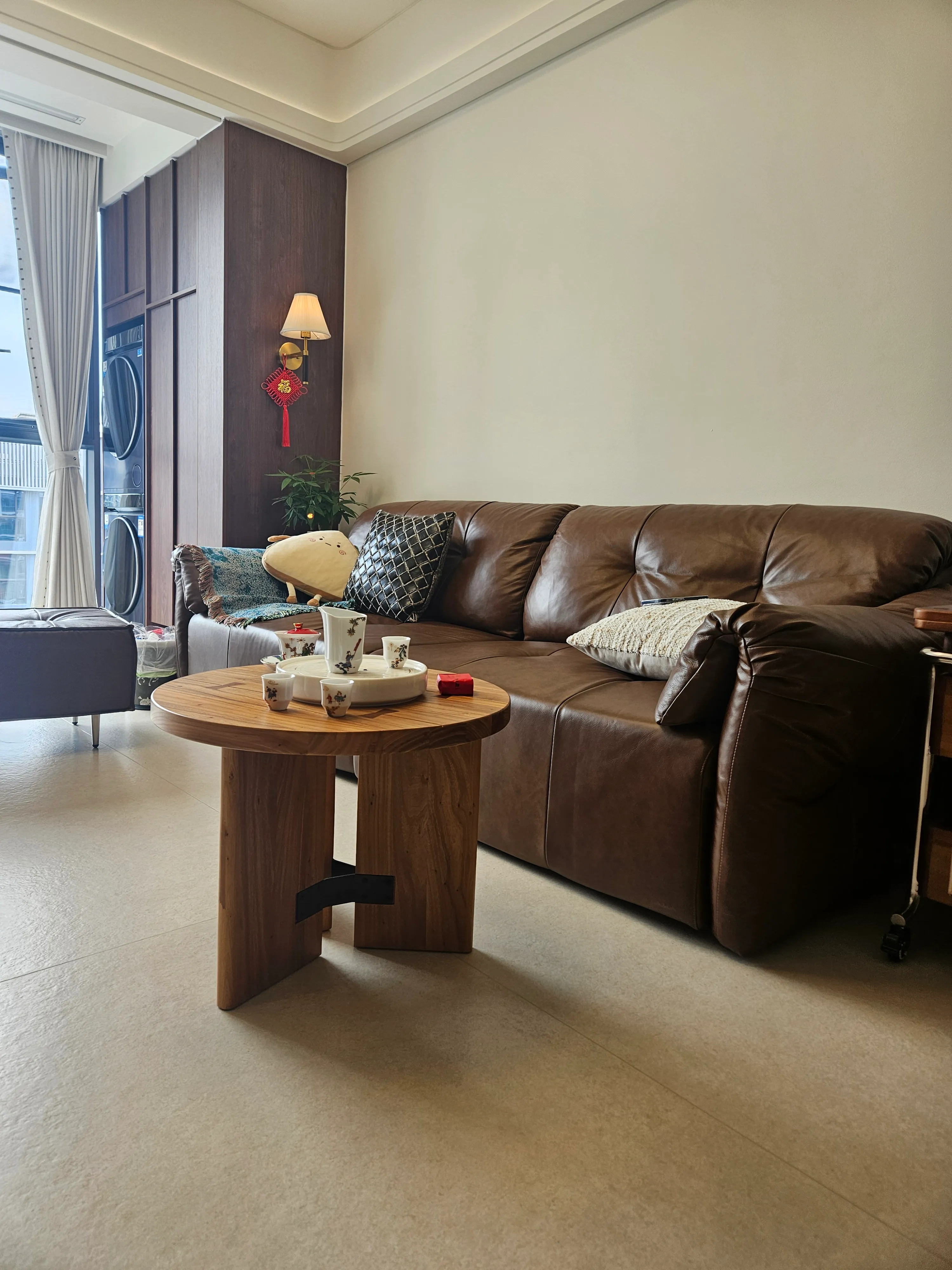 Vintage Apartment with Limestone Look Tiles - Vintage Living Room with Limestone Look Tiles 4