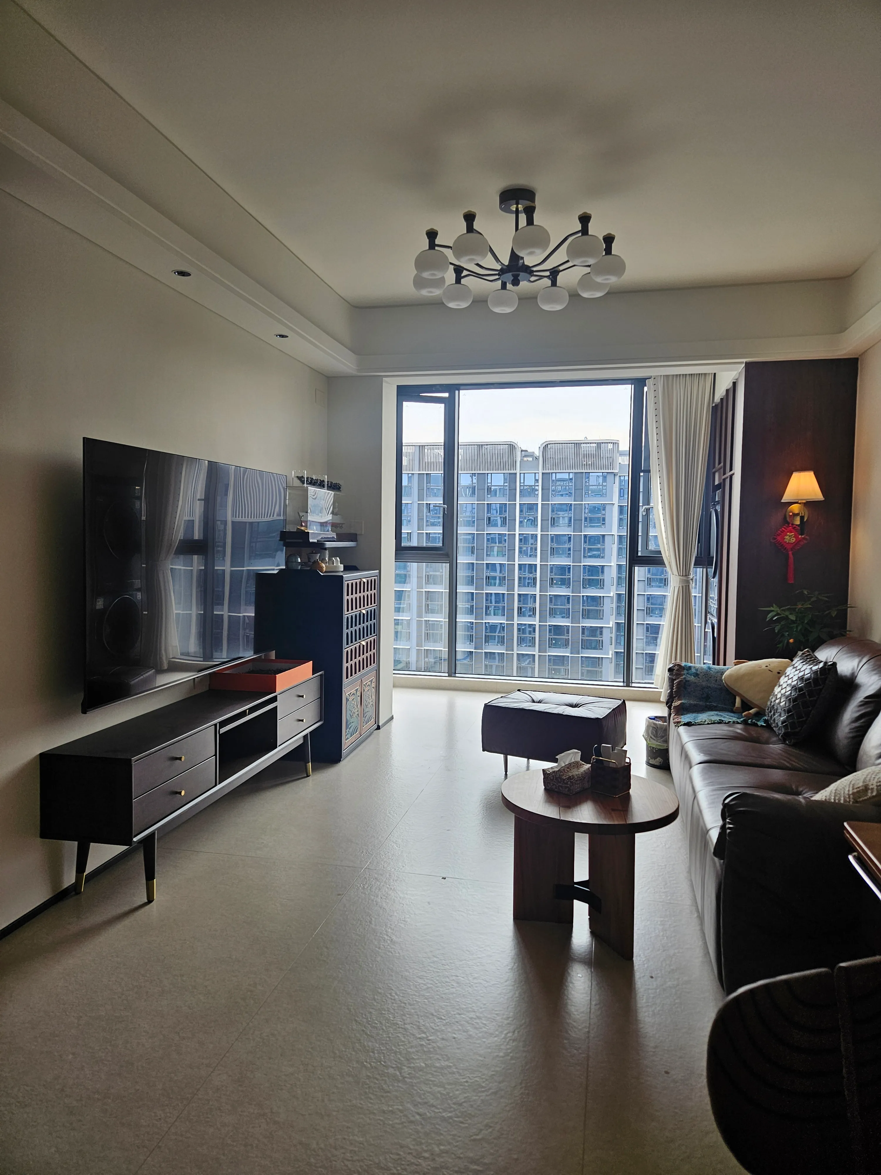 Vintage Apartment with Limestone Look Tiles - Vintage Living Room with Limestone Look Tiles 9