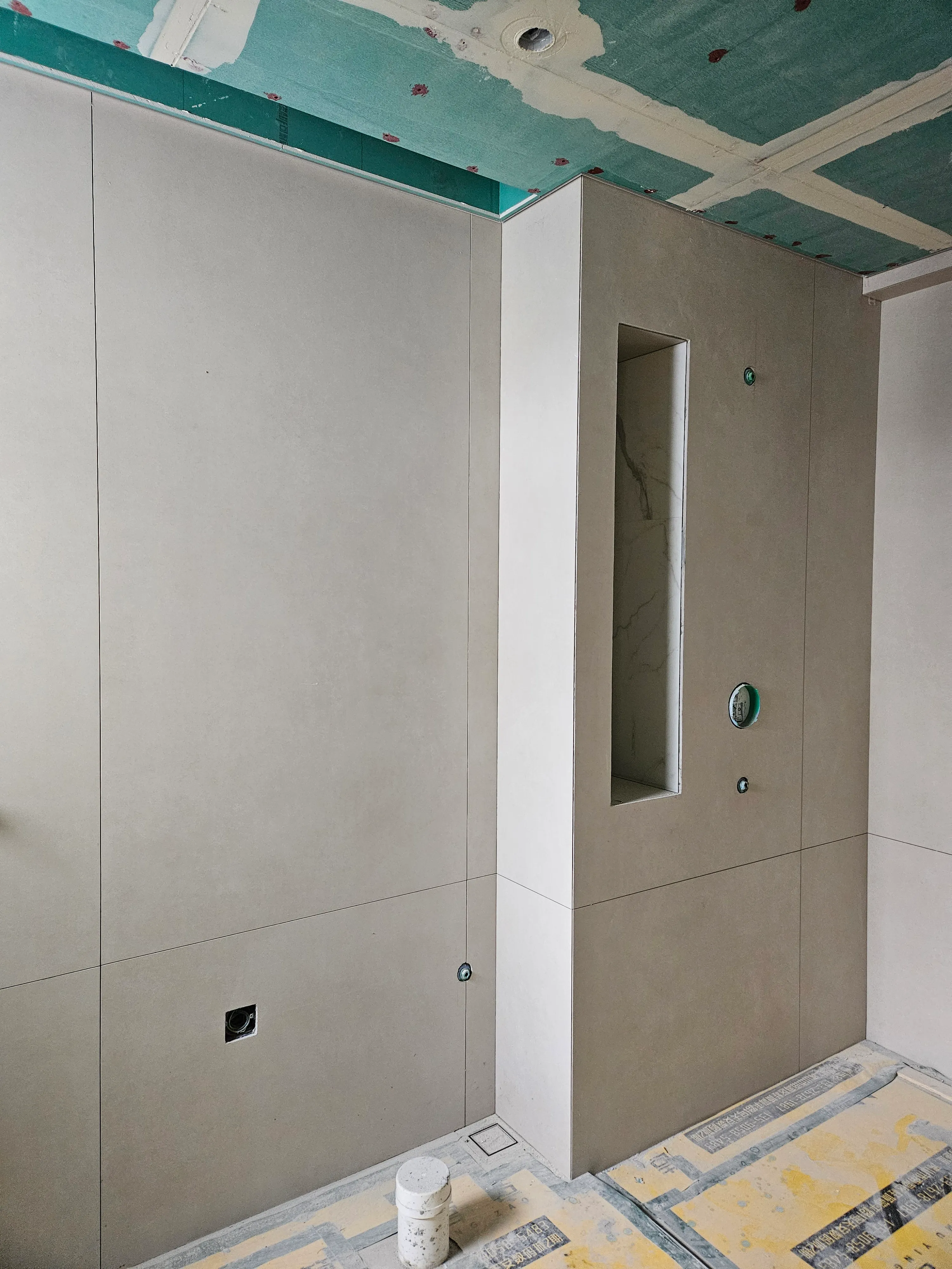 Warm Minimalism Bathroom with Microcement Tiles